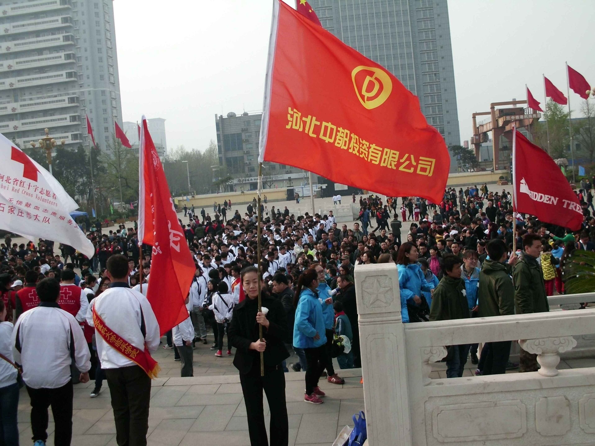 公司干部職工，到華北軍區(qū)烈士陵園掃墓，深切緬懷革命先烈