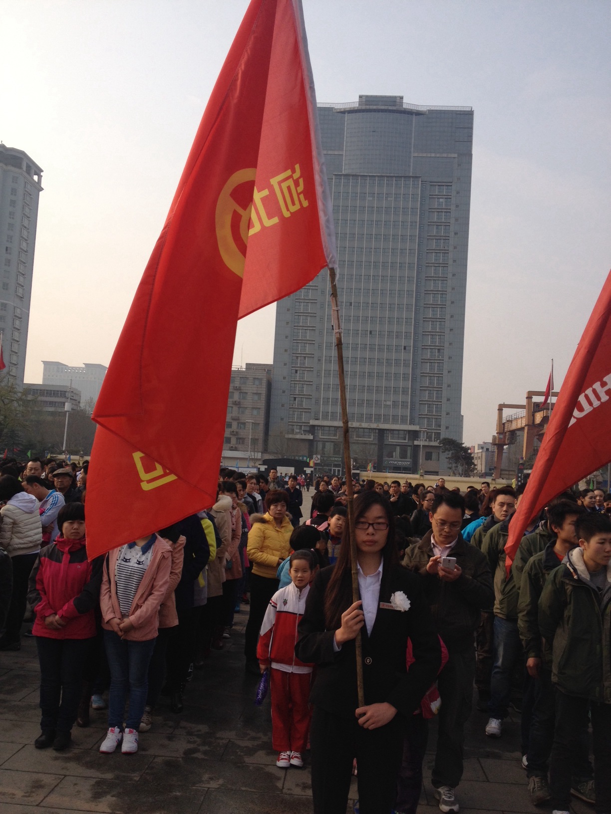 公司干部職工，到華北軍區(qū)烈士陵園掃墓，深切緬懷革命先烈